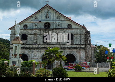 Chiesa Loboc con un Jeepney parcheggiato di fronte ad esso Foto Stock