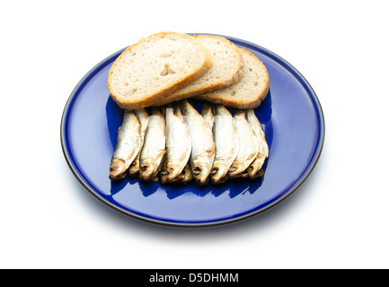 Spratti affumicato con pane isolati su sfondo bianco Foto Stock