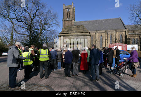 Stockport, Regno Unito. Il 29 marzo 2013. I cristiani si riuniscono al di fuori di San Giovanni Battista in Heaton Mersey, Stockport per iniziare la loro processione attraverso la Heatons, dove si fermano in Heaton Mersey Chiesa Metodista, St Winifred la Chiesa Cattolica Romana e la chiesa di St Paul, Heaton Moor a dire una breve preghiera. La processione è in ricordo della crocifissione di Gesù Cristo, che è celebrata dai cristiani di tutto il mondo il Venerdì Santo. Stockport, Regno Unito 23-9-03-2013 Credito: Giovanni friggitrice / Alamy Live News Foto Stock