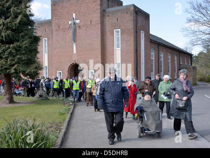 Stockport, Regno Unito. Il 29 marzo 2013. I cristiani a piedi da St Winifred la Chiesa Cattolica Romana per la Chiesa di St Paul Heaton Moor come parte della Processione del Venerdì Santo di testimonianza. La processione cominciò a San Giovanni Battista e poi si è fermato a Heaton Mersey chiesa metodista. Dicono preghiere in ogni chiesa.La processione è in ricordo della crocifissione di Gesù Cristo, che è celebrata dai cristiani di tutto il mondo il Venerdì Santo. Stockport, Regno Unito 29-03-2013 Credito: Giovanni friggitrice / Alamy Live News Foto Stock