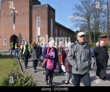 Stockport, Regno Unito. Il 29 marzo 2013. I cristiani a piedi da St Winifred la Chiesa Cattolica Romana per la Chiesa di St Paul Heaton Moor come parte della Processione del Venerdì Santo di testimonianza. A partire da San Giovanni Battista Heaton Mersey si trasferirono a Heaton Mersey chiesa metodista. Dicono preghiere in ogni chiesa. La processione è in ricordo della crocifissione di Gesù Cristo, che è celebrata dai cristiani di tutto il mondo il Venerdì Santo. Stockport, Regno Unito 29-03-2013 Credito: Giovanni friggitrice / Alamy Live News Foto Stock