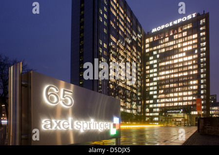 Berlino, Germania, Axel Springer publishing house di sera Foto Stock