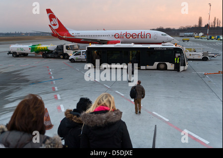 Berlino, Germania, i viaggiatori arrivano all'aeroporto Tegel di Berlino Foto Stock