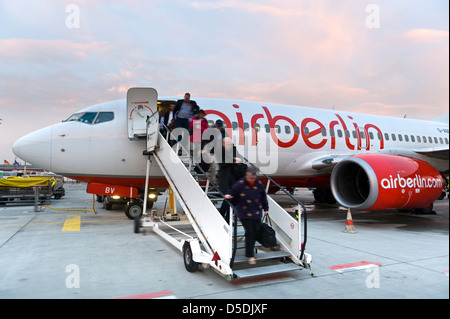 Berlino, Germania, i viaggiatori arrivano all'aeroporto Tegel di Berlino Foto Stock