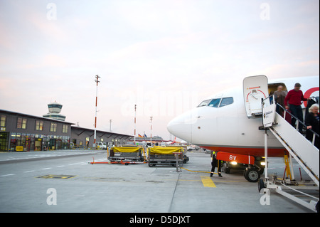 Berlino, Germania, i viaggiatori arrivano all'aeroporto Tegel di Berlino Foto Stock