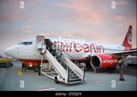 Berlino, Germania, i viaggiatori arrivano all'aeroporto Tegel di Berlino Foto Stock