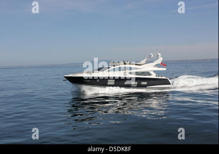 La nuova perla 75 luxury motor yacht - destinati a Palma Boat Show 2013 - durante le prove in mare nella baia di Palma di Maiorca. Foto Stock