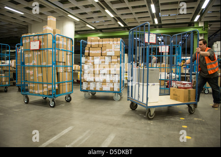 Berlino, Germania, i dipendenti ad andare espresso e logistica Berlin Foto Stock