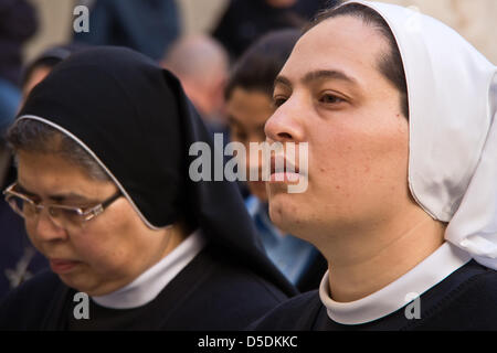 Gerusalemme, Israele. Il 29 marzo 2013. Le Suore pregano solennemente come essi aspettano l'apertura degli sportelli per la Chiesa del Santo Sepolcro il Venerdì Santo. Gerusalemme, Israele. 29-Mar-2013. Migliaia di pellegrini cristiani ha ripercorso le ultime fasi di Gesù attraverso la Via Dolorosa per la Chiesa del Santo Sepolcro il Venerdì Santo, il canto e il canto in un mix di lingue, costumi e tradizioni. Credito: Nir Alon / Alamy Live News Foto Stock