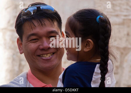 Gerusalemme, Israele. Il 29 marzo 2013. Un padre mantiene la sua figlia come essi aspettano l'apertura degli sportelli per la Chiesa del Santo Sepolcro il Venerdì Santo. Gerusalemme, Israele. 29-Mar-2013. Migliaia di pellegrini cristiani ha ripercorso le ultime fasi di Gesù attraverso la Via Dolorosa per la Chiesa del Santo Sepolcro il Venerdì Santo, il canto e il canto in un mix di lingue, costumi e tradizioni. Credito: Nir Alon / Alamy Live News Foto Stock