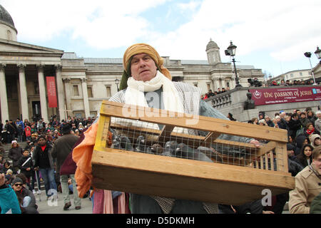 Londra, Regno Unito. Il 29 marzo 2013. La Wintershall giocatori eseguire la passione di Gesù in Trafalgar Square per il terzo anno. Con un cast di oltre un centinaio di, insieme con i cavalli, colombe e asini, il dramma è diretto da Ashley Herman e stelle James Burke-Dunsmore come Gesù. Credito: David mbiyu / Alamy Live News Foto Stock