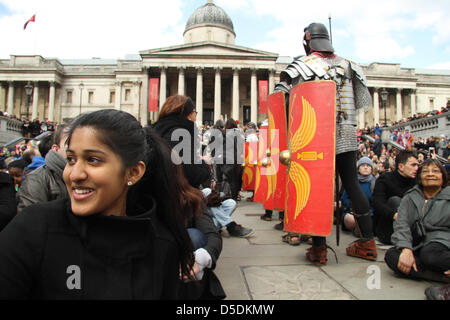 Londra, Regno Unito. Il 29 marzo 2013. Centinaia di persone sono state a Traflagar Square per guardare la Wintershall giocatori eseguire Credito: David mbiyu / Alamy Live News Foto Stock