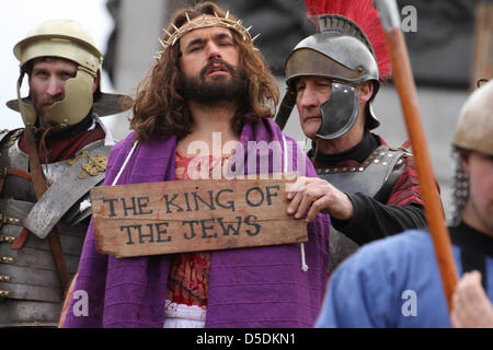 Londra, Regno Unito. Il 29 marzo 2013. Gesù vede prima di essere crusified durante la Wintershall le prestazioni dei giocatori della Passione di Gesù in Trafalgar Square Credit: David mbiyu / Alamy Live News Foto Stock