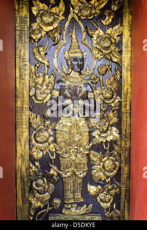 Ornamento della porta di legno del tempio thailandese Chiangmai, Thailandia Foto Stock