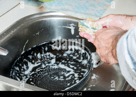 Lavare i piatti in cucina e li lascia perfettamente pulito Foto Stock