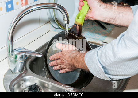 Lavare i piatti in cucina e li lascia perfettamente pulito Foto Stock