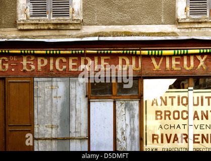 Dettaglio di un negozio abbandonati anteriore, Argenton sur Creuse - Francia Foto Stock