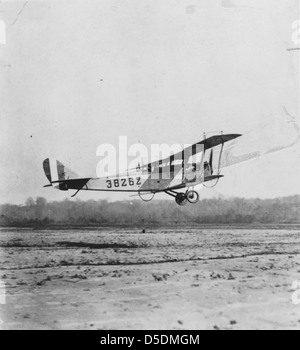 Un Curtiss JN-4H Jenny, un biplano, decolla durante un volo per posta aerea. Questo aereo, parte dei primi servizi di posta aerea degli Stati Uniti, fu fondamentale nella storia postale. Foto Stock