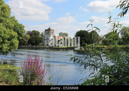 Bisham Chiesa, guardando attraverso il fiume Tamigi, Berkshire, Regno Unito Foto Stock