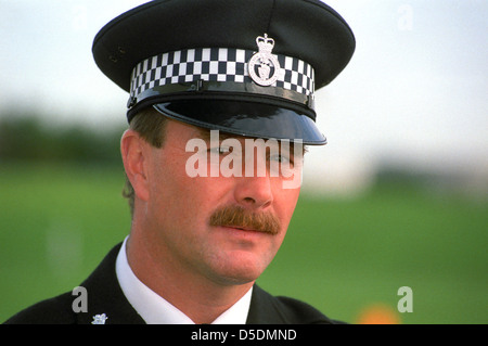 Ex campione del mondo racing driver, Nigel Mansell, in polizia special constable uniforme. Foto Stock