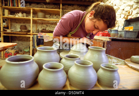 Un vasaio al lavoro nel suo studio. Foto Stock