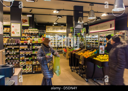 Parigi, Francia, Shoppers Shopping all'interno del supermercato biologico francese, "Bio Carrefour", Carrefour Organic, investimenti sostenibili, shopping femminile moderno, fai shopping in zona, all'interno del fruttivendolo, Market Aisle, supermarche france Foto Stock