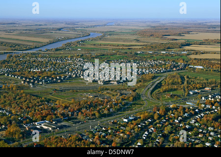 Vista aerea della zona suburbana vicino autostrada in autunno. Foto Stock