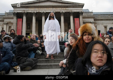 Wintershall Passion Play, Londra. Il venerdì Santo teatro all'aperto, a Passion Play London. James Burke Dunsmore, attore professionista nel ruolo di Jesus. Trafalgar Square. Migliaia di persone si riuniscono per assistere alle prestazioni annuali dei giocatori di Wintershall. Crediti: Homer Sykes/Alamy Live News Foto Stock