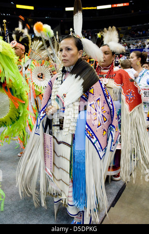 Questa immagine del Powwow del 2005 al National Museum of the American Indian mostra i partecipanti nativi americani che indossano abiti e scialli tradizionali con perline. L'evento presenta costumi da ballo cerimoniali e vivaci regali. Foto Stock