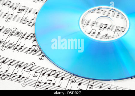 Blue CD o DVD sul foglio di musica. Digital Music concept. Foto Stock