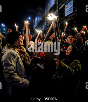 Spettacolare processione aux flambeaux a Edimburgo per avviare l'Hogmanay celebrazioni guidato da 26 Up Helly Aa' Vichinghi dalla Shetland. Foto Stock