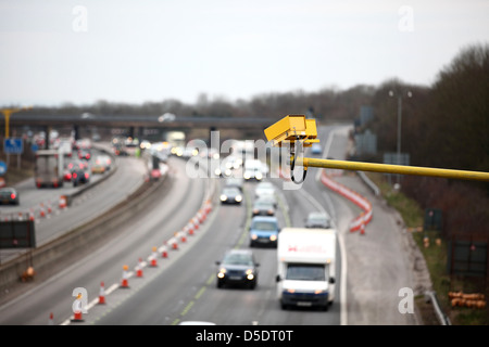 Velocità media di telecamere montate per la cattura di velocizzare i driver sulla autostrada M5 nelle vicinanze Clevedon, Somerset, Marzo 2013 Foto Stock