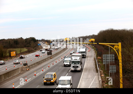 Velocità media di telecamere montate per la cattura di velocizzare i driver sulla autostrada M5 nelle vicinanze Clevedon, Somerset, Marzo 2013 Foto Stock