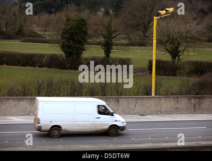 Velocità media di telecamere montate per la cattura di velocizzare i driver sulla autostrada M5 nelle vicinanze Clevedon, Somerset, Foto Stock