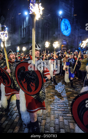 Spettacolare processione aux flambeaux a Edimburgo per avviare l'Hogmanay celebrazioni guidato da 26 Up Helly Aa' Vichinghi dalla Shetland. Foto Stock