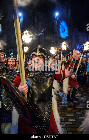 Spettacolare processione aux flambeaux a Edimburgo per avviare l'Hogmanay celebrazioni guidato da 26 Up Helly Aa' Vichinghi dalla Shetland. Foto Stock
