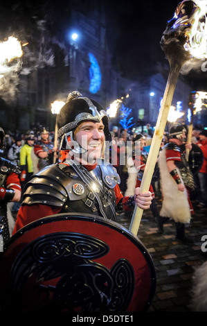 Spettacolare processione aux flambeaux a Edimburgo per avviare l'Hogmanay celebrazioni guidato da 26 Up Helly Aa' Vichinghi dalla Shetland. Foto Stock