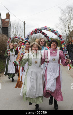 I nodi di maggio della donna del team di Morris Dance al di fuori del pub di Alciston, East Sussex il Venerdì Santo a lungo prima di salto con la corda. Foto Stock