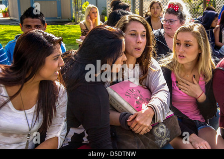 Ispanico e Caucasico high school ragazze condividono un segreto del campus in California del Sud. Foto Stock