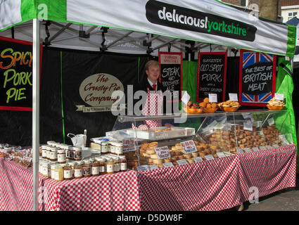 La città di York, nello Yorkshire, Regno Unito Buon Venerdì 29 Marzo, 2013. Oliver Edhouse, 18 da Halifax dalla Torta croccante Società presso la speciale Pasqua annuale Artigianato e cibo Fayre tenutosi a San Sampson Square e il Parlamento Street dove i venditori ambulanti presentano la loro mercanzia riempiendo le strade con il gusto e i profumi di una buona tariffa dello Yorkshire. Foto Stock