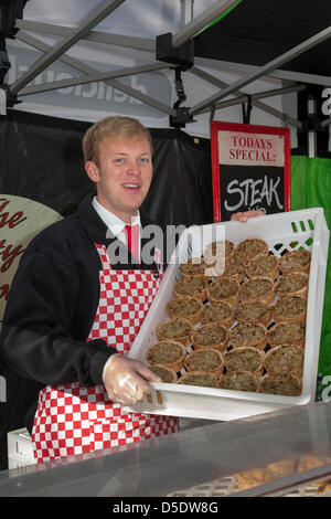 La città di York, nello Yorkshire, Regno Unito Buon Venerdì 29 Marzo, 2013. Oliver Edhouse, 18 da Halifax dalla Torta croccante Società presso la speciale Pasqua annuale Artigianato e cibo Fayre tenutosi a San Sampson Square e il Parlamento Street dove i venditori ambulanti presentano la loro mercanzia riempiendo le strade con il gusto e i profumi di una buona tariffa dello Yorkshire. Foto Stock