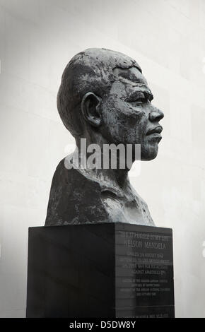 Busto di Nelson Mandela, al di fuori del Southbank Cente, Londra, originariamente svelata da GLC. Foto Stock