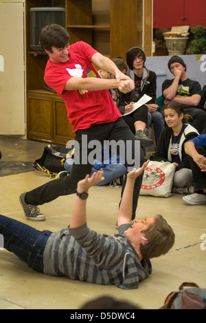 Due di alta scuola di dramma dramma gli studenti svolgono teatro d'improvvisazione per i loro compagni di San Clemente, CA. Foto Stock