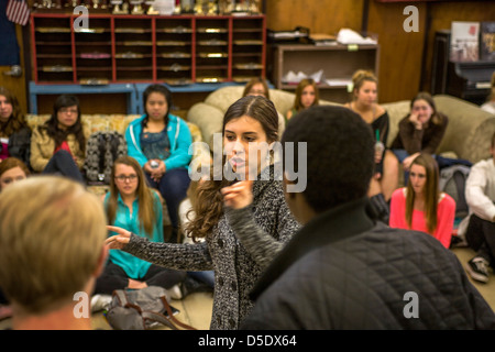 Come i loro compagni di scuola multietnica guardare, high school dramma dramma gli studenti svolgono improvvisative Theatre di San Clemente, CA. Foto Stock