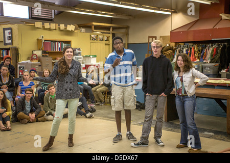 Come i loro compagni di scuola multietnica guardare, high school dramma dramma gli studenti svolgono improvvisative Theatre di San Clemente, CA. Foto Stock