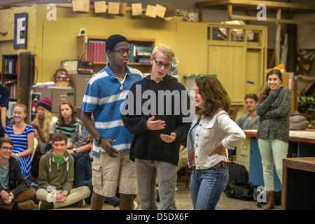 Come i loro compagni di scuola multietnica guardare, high school dramma dramma gli studenti svolgono improvvisative Theatre di San Clemente, CA. Foto Stock