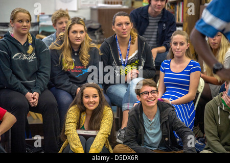 Alta scuola di dramma dramma gli studenti sono divertito come guardare loro compagni di classe eseguire improvvisative Theatre di San Clemente CA. Foto Stock