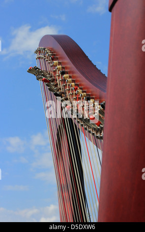 Arpa celtica primo piano e sfondo con cielo nuvoloso - strumento musicale Foto Stock