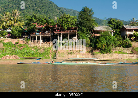 Assonnato Muang Ngoi sul fiume Nam Ou in Laos Foto Stock