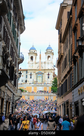 La Scalinata di piazza di Spagna come visto da Via Condotti a Roma Foto Stock